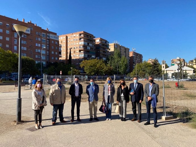 Imagen de la visita del coordinador del Grupo Municipal del PP en el Ayuntamiento de Granada, Luis González, a la Plaza Rafael Guillén.