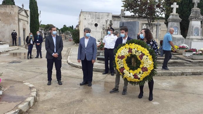 Visita de representantes municipales al cementerio de Palma.
