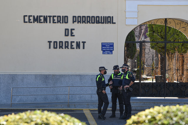 Varios agentes en el dispositivo policial instalado a las puertas del cementerio de Torrent donde esta mañana se ha producido un tiroteo, a 1 de noviembre de 2021, en Torrent, Valencia, Comunidad Valenciana, (España). 
