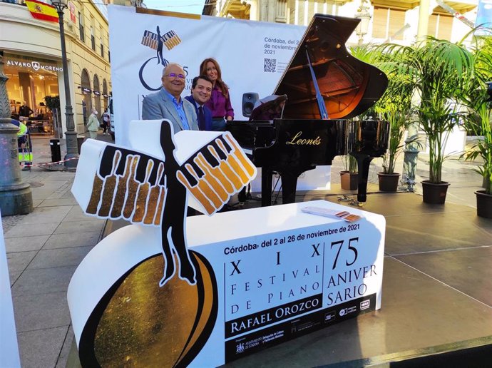 Presentación del XIX Festival Internacional de Piano Rafael Orozco, que se celebra del 2 al 26 de noviembre, en la capital cordobesa, con el preludio pianístico en la Plaza de las Tendillas.