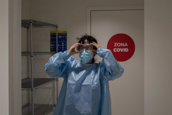 Archivo - Una profesional sanitaria se viste con un Equipo de Protección Individual (EPI) en el edificio Garbí-Vall de Hebrón.