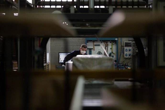 Archivo - Un trabajador de una empresa en Barcelona