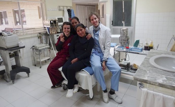 La alumna de Enfermería, Raquel Gainza Vigor, en el centro médico-quirúrgico de la Fundación Pietro Gamba de Anzaldo, en Bolivia
