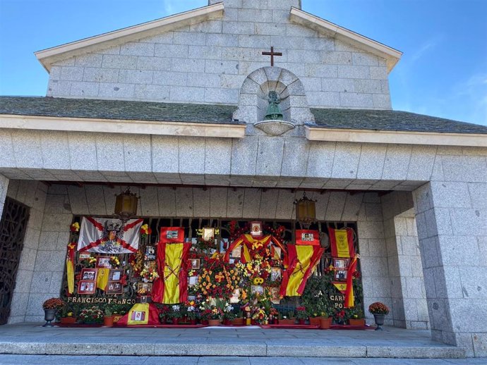 El panteón de Franco en Mingorrubio, decorado con flores y banderas por el Día de Todos los Santos