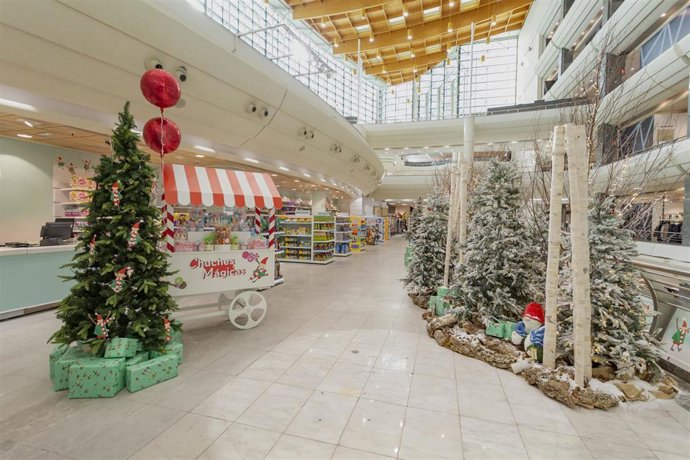 Archivo - Tienda de Navidad de El Corte Inglés en Sanchinarro (Madrid)