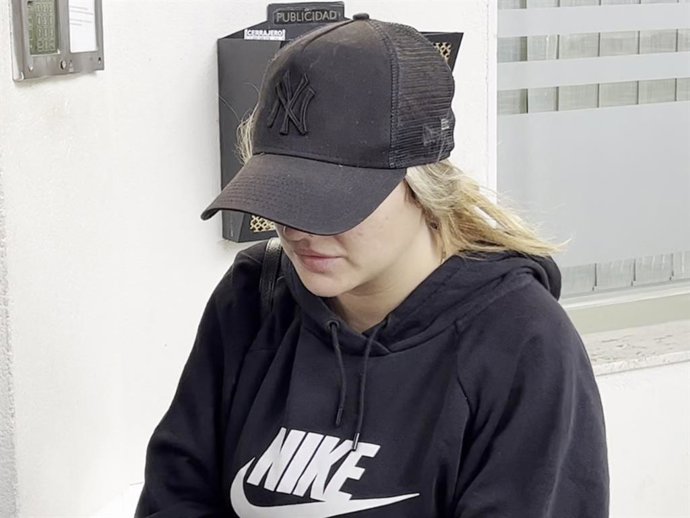 Rocío Flores, cabizbaja a su llegada al domicilio familiar en Málaga, donde supuestamente continúan Antonio David Flores y Olga Moreno