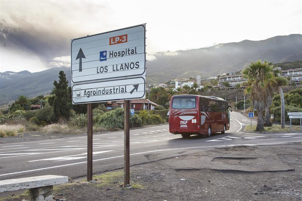 Un autobús para turistas se dirige a la iglesia de Tajuya