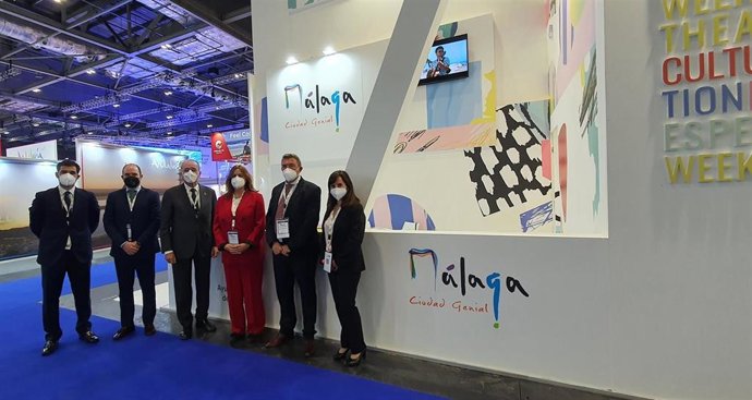 El alcalde de Málaga, Francisco de la Torre, junto a la concejala delegada de Turismo y Promoción de la Ciudad, Rosa Sánchez, inaugura el expositor de Málaga en la World Travel Market.