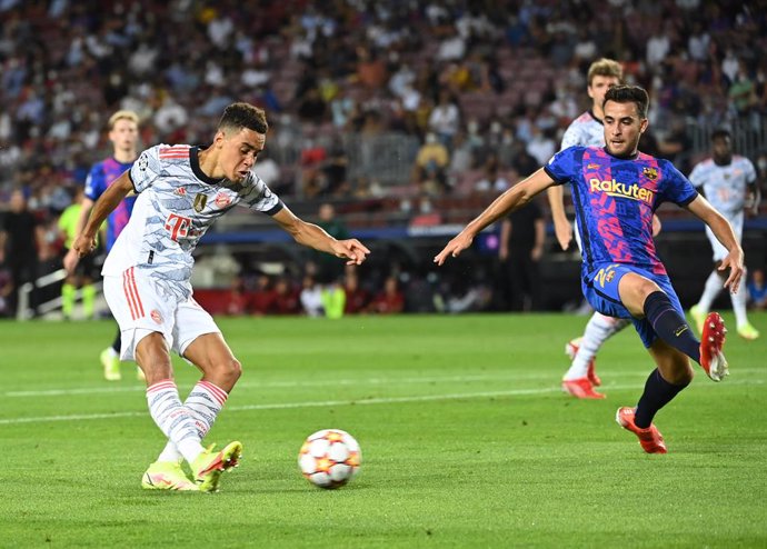 Archivo - 14 September 2021, Spain, Barcelona: Munich's Jamal Musiala (L) and Barcelona's Eric Garcia battle for the ball during the UEFA Champions League group E soccer match between FC Barcelona and Bayern Munich at Camp Nou Stadium. Photo: Sven Hoppe