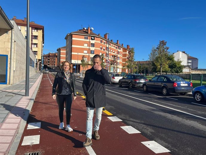 El alcalde de Siero, Ángel García González, y la concejala de Urbanismo, Susana Madera Álvarez, visitan el fin de las obras de urbanización de la calle Puerto Pajares de Lugones.