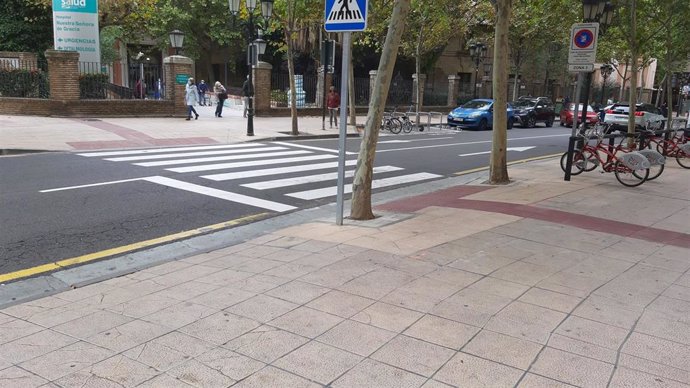 Nuevo paso de peatones en la calle de Ramón y Cajal, para acceder al Hospital Provincial de Zaragoza.
