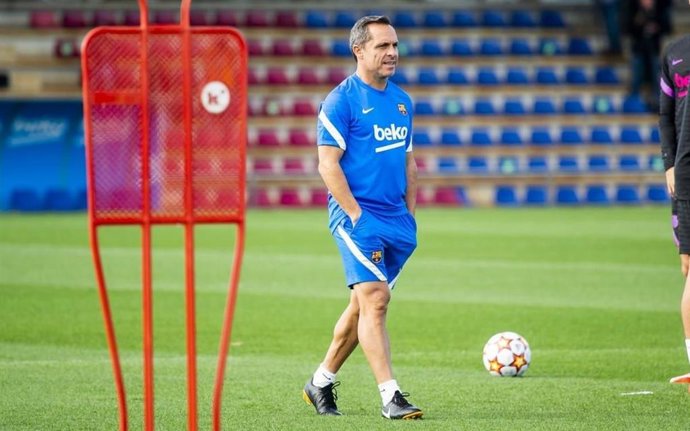 El entrenador interino del FC Barcelona Sergi Barjuan en el entrenamiento del 1 de noviembre de 2021 previo al choque contra el Dinamo de Kiev