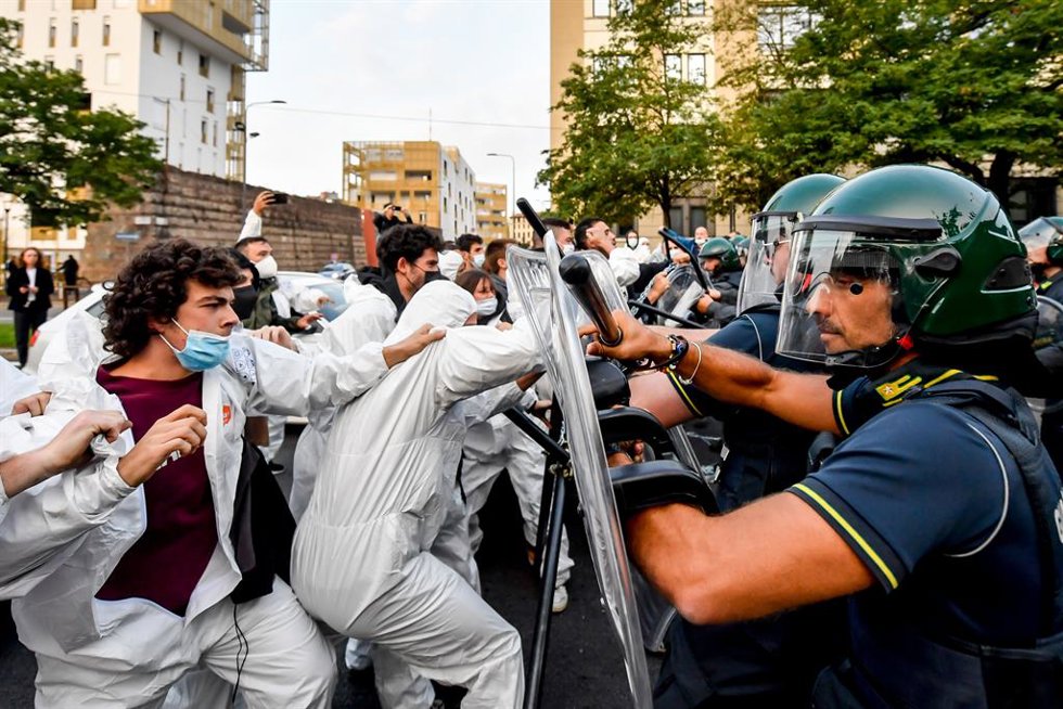 Archivo - 30 September 2021, Italy, Milan: Police clash with Extinction Rebellion activists who blocked traffic in front of MiCo, the Milan Convention Center in the Fiera area, where the Pre-COP 26 Summit on climate change begins today. Photo: Claudio F