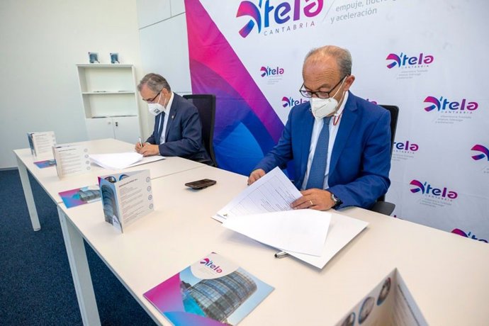 Marcano y Pazos durante la firma del acuerdo para la cesión de la Torre al PCTCAN.