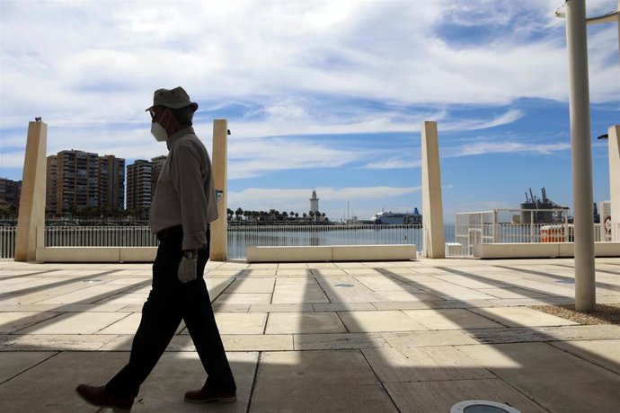 Archivo - Un hombre pasea por el Muelle 1