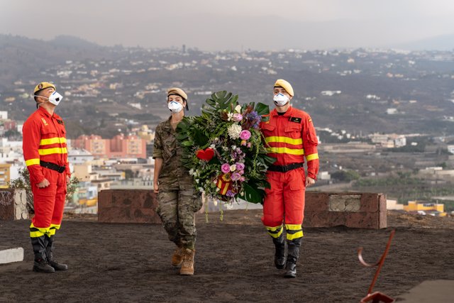 Varios militares participan en un homenaje a las personas fallecidas que se encuentran enterradas en cementerios afectados por la lava del volcán de Cumbre Vieja, a 1 de noviembre de 2021, en Los Llanos de Aridane, La Palma, Santa Cruz de Tenerife, Canari