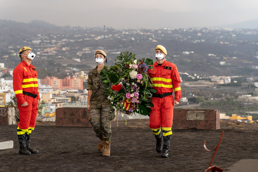 Varios militares participan en un homenaje a las personas fallecidas que se encuentran enterradas en cementerios afectados por la lava del volcán de Cumbre Vieja, a 1 de noviembre de 2021, en Los Llanos de Aridane, La Palma, Santa Cruz de Tenerife, Cana
