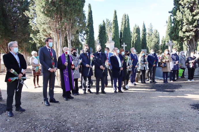 La Corporación municipal de Valladolid visita el cementerio de El Carmen.