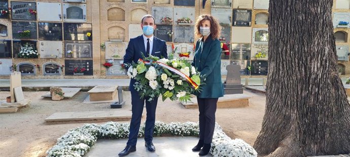 El concejal de Cementerios y Servicios Funerarios, Alejandro Ramon, acompañado por la concejala de Acción Cultural, Maite Ibáñez, preside la visita institucional al Cementerio General con motivo de la festividad de Todos los Santos. Cementerio General de