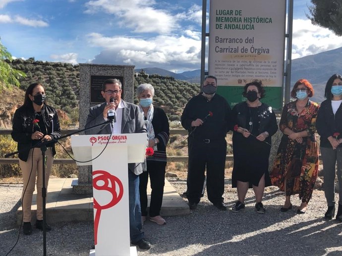 El secretario general del PSOE de Granada, Pepe Entrena, en el acto para recordar y homenajear a los que fueron fusilados y arrojados al Barranco del Carrizal