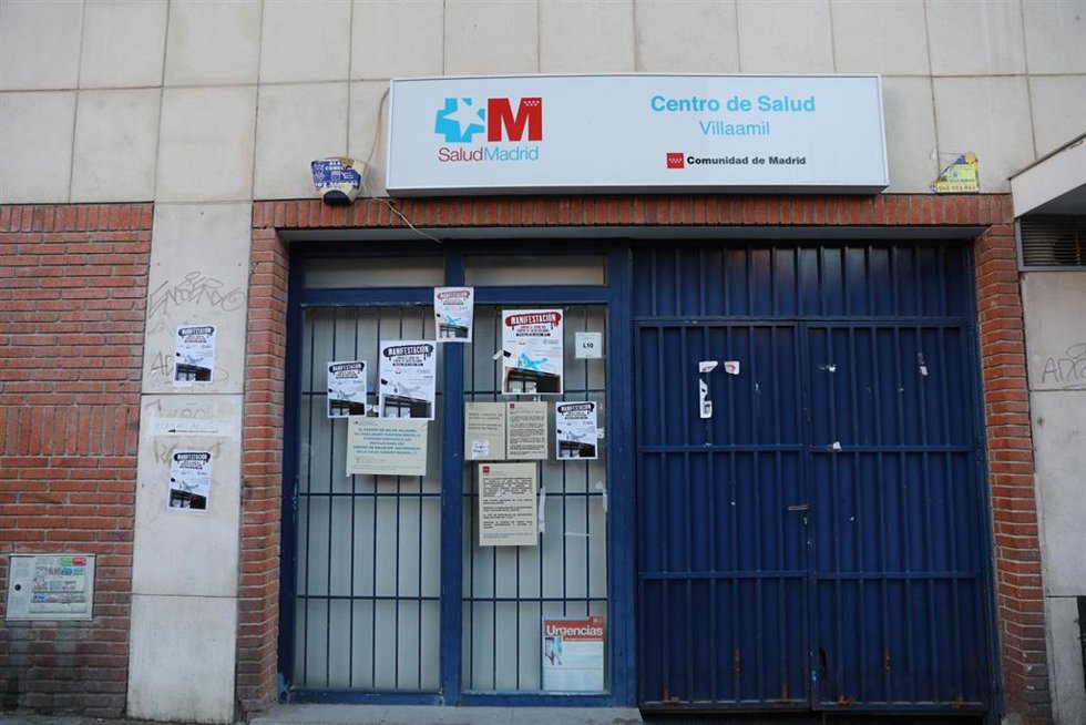 Archivo - Fachada del centro de salud Villaamil en el distrito de Tetuán