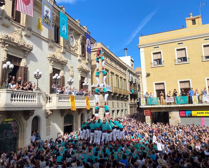 Construcció d'un 'castell' amb 'folre' a la plaa de Vilafranca del Peneds