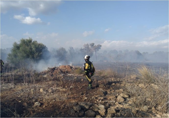 Archivo - Un bombero del Ibanat en el incendio forestal en Son Maci, Mallorca.