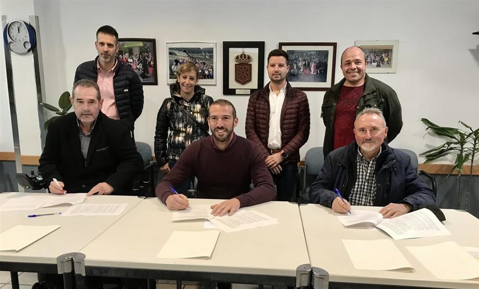 El Ayuntamiento de Berriozar y Fundación Caja Navarra firman un convenio para la atención a personas mayores.