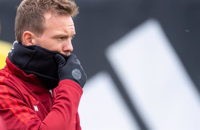 FILED - 19 October 2021, Bavaria, Munich: Bayern Munich's head coach Julian Nagelsmann leads a training session ahead of Wednesday's UEFA Champions League Group E soccer match against Benfica.  Bayern Munich will again have to do without the physical pr