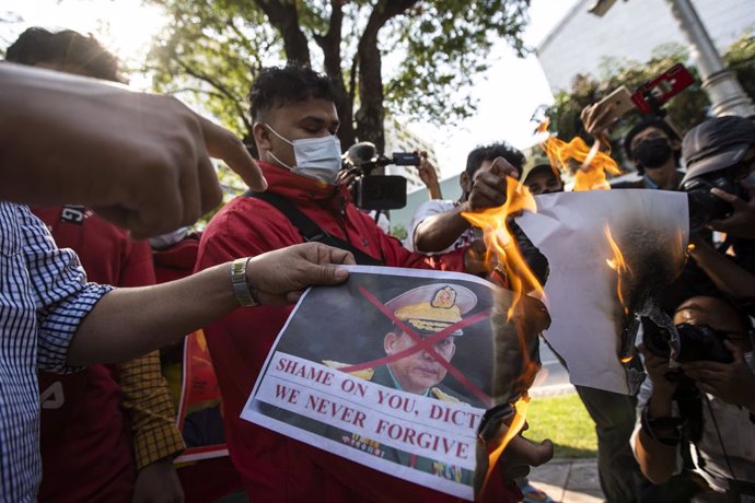 Archivo - 03 February 2021, Thailand, Bangkok: Demonstrators burn a crossed-out poster of Myanmar's army chief Min Aung Hlaing during a protest outside of Bangkok's United Nation's complex, after Myanmar's military seized power from the de facto leader 