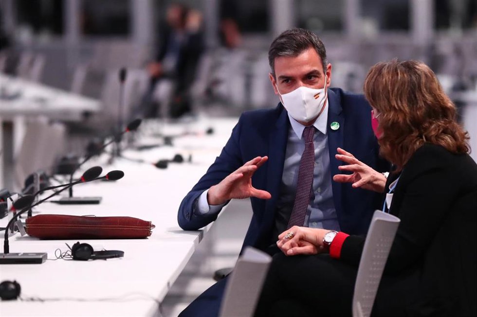 El presidente del Gobierno, Pedro Sánchez, conversa con la vicepresidenta tercera y ministra para la Transición Ecológica y Reto Demográfico, Teresa Ribera, en el plenario de la COP26 que se celebra en Glasgow (Reino Unido).