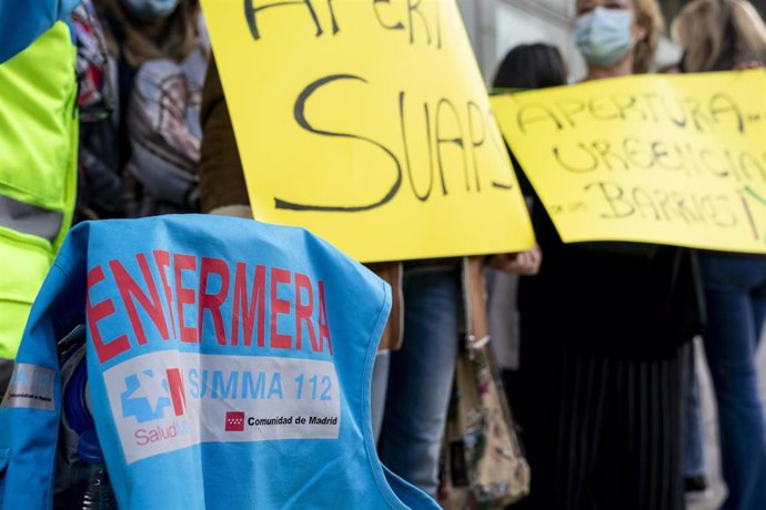 Un grupo de personas sostiene pancartas en una protesta del Servicio de Urgencias Médicas de Madrid (SUMMA) en el Wizink Center 