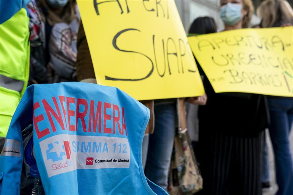 Un grupo de personas sostiene pancartas en una protesta del Servicio de Urgencias Médicas de Madrid (SUMMA) en el Wizink Center 