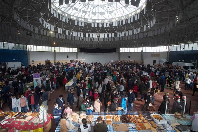 Asistentes a la Feria de Santos de Monterroso, a 1 de noviembre de 2021, en Monterroso, Lugo, Galicia, (España). Considerada la feria de las ferias en Galicia, su origen se remonta a la Edad Media, vinculada a un impuesto sobre la sal cobrado en el ento