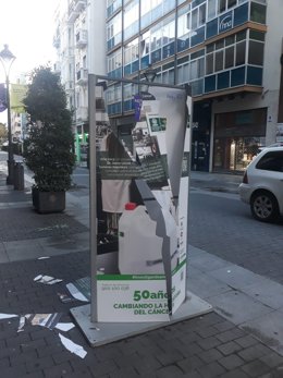 Carteles de la exposición de la AECC en Valladolid para conmemorar su aniversario que han sido objeto del vandalismo.