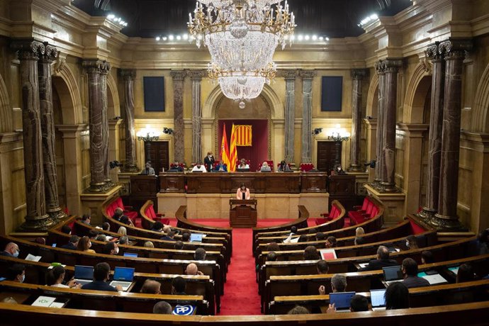 Imagen de archivo - Sesión de control al Govern, en el Parlament, a 20 de octubre de 2021, en Barcelona, Catalunya (España). 