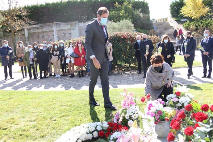 Elk alcalde de Valladolid, Óscar Puente, de pie en su visita a los cementerios municipales.