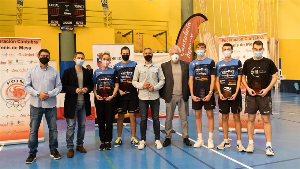El vicepresidente, Pablo Zuloaga, entrega los premios del Torneo Zonal norte de tenis de mesa.