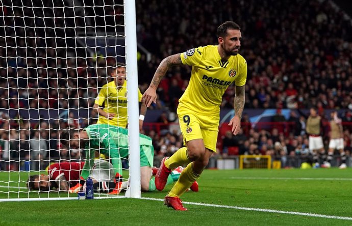 Archivo - 29 September 2021, United Kingdom, Manchester: Villarreal's Paco Alcacer celebrates scoring his side's first goal during the UEFA Champions League Group F soccer match between Manchester United and Villarreal CF at Old Trafford. Photo: Martin 
