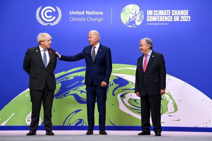 El secretario general de la ONU, Antonio Guterres, junto con el presidente de Estados Unidos, Joe Biden, y el primer ministro británico, Boris Johnson, en la XXVI Cumbre del Clima de la ONU (COP26) que se celebra en Glasgow (Reino Unido).