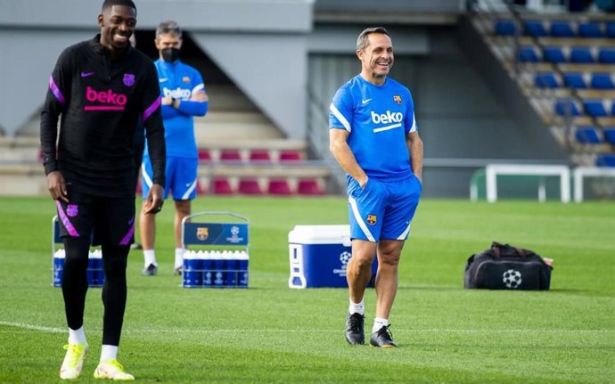 El jugador del FC Barcelona Ousmane Dembélé al costat de l'entrenador interí Sergi Barjuan en l'entrenament de el 1 de novembre de 2021