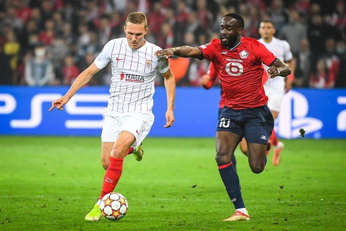 Ludwig Augustinsson y Jonathan Ikone en el partido entre Lille (LOSC) y Sevilla en la fase de grupos de la Liga de Campeones 2021/22