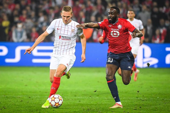 Jonathan IKONE of Lille and Ludwig AUGUSTINSSON of Sevilla FC during the UEFA Champions League, Group G football match between LOSC Lille and Sevilla FC on October 20, 2021 at Pierre Mauroy stadium in Villeneuve-d'Ascq near Lille, France - Photo Matthie