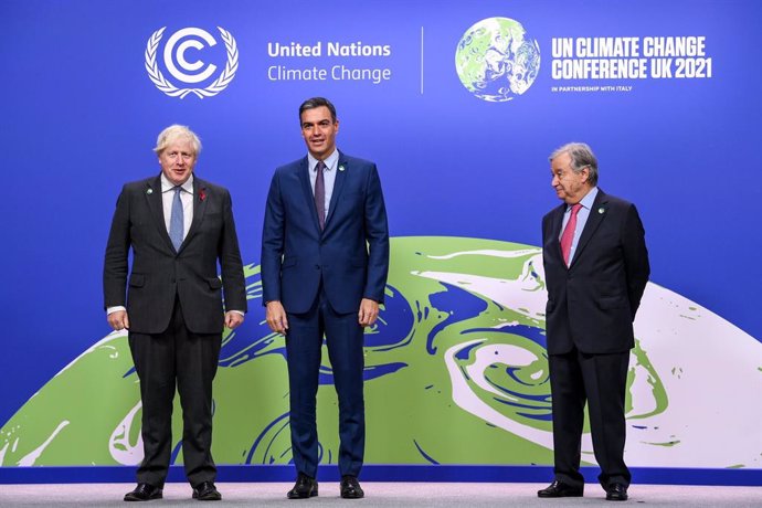 El primer ministro británico, Boris Johnson; el presidente del Gobierno, Pedro Sánchez y el secretario general de la ONU, Antonio Gutierres, en la COP26 que se celebra en Glasgow (Reino Unido).