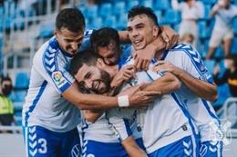 Los jugadores del CD Tenerife celebran uno de los tantos de la goleada al Burgos en LaLiga SmartBank.