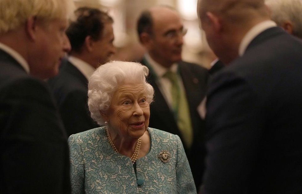 19 October 2021, United Kingdom, Windsor: Queen Elizabeth II and UKPrime Minister Boris Johnson meet attendees during a reception for delegates of the Global Investment Conference at Windsor Castle. Photo: Alastair Grant/PA Wire/dpa