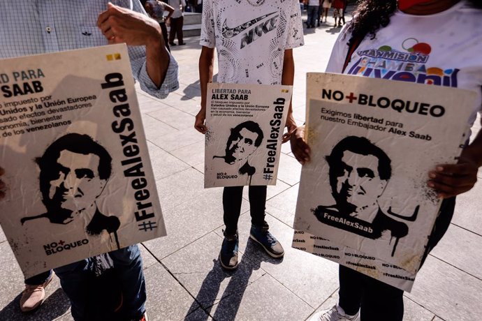 17 October 2021, Venezuela, Caracas: People hold posters in support of Alex Saab after he was extradited to the United States. The Venezuelan government has suspended dialogue with the opposition for the time being following the extradition. Photo: Jesu
