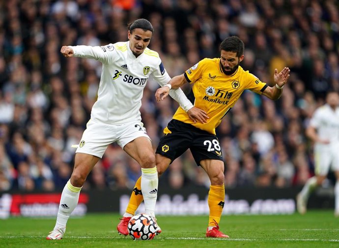 El jugador del Leeds Pascal Struijk pugna con el futbolista del Wolverhampton Wanderers Joao Moutinho en el Elland Road Stadium.