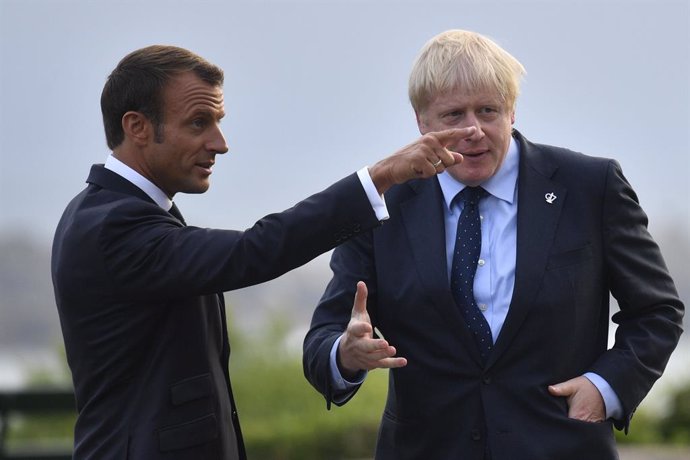 Archivo - 24 August 2019, France, Biarritz: French President Emmanuel Macron (L) speaks with UK Prime Minister Boris Johnson before the start of the 45th G7 summit, which will be held on 24-26 August 2019 in Biarritz. Photo: Neil Hall/PA Wire/dpa
