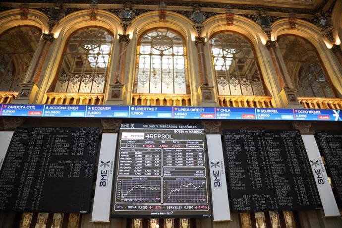 Varios paneles en el Palacio de la Bolsa, a 21 de octubre de 2021, en Madrid (España). 